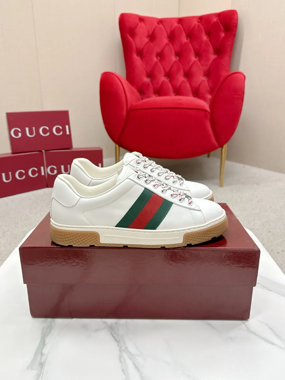 Factory price: 460💰Gucci Gucci's latest ACE series casual sports shoes, the same style as all the stars, classic brown canvas + leather stitching, the red and green stripes on the side are very recognizable. Perfect shoe last, perfect for daily casual wear, super beautiful and comfortable on the feet, a must-have for fashionistas 💯 ☑️Material: Original customized imported first-layer cowhide ☑️Inner lining: Customized imported cowhide ☑️Outsole: Original molded non-slip TPU sole ☑️Sole thickness: 2.5cm ☑️Size: Men's 38-44, customized 45